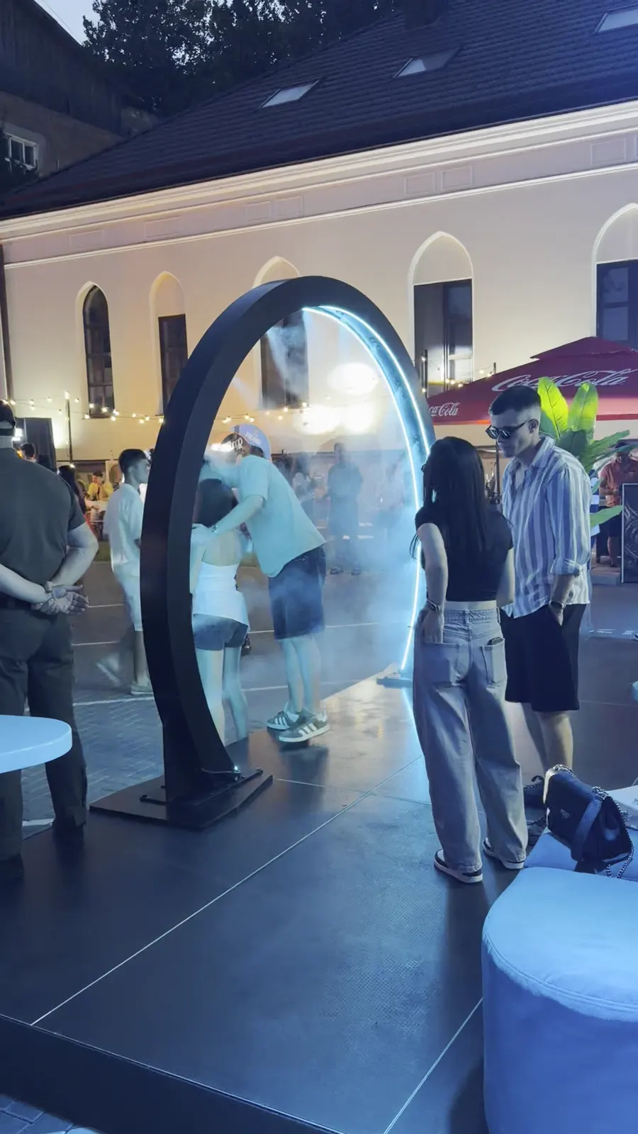 Arcadă luminoasă cu fum într-o zonă de brand la un eveniment
