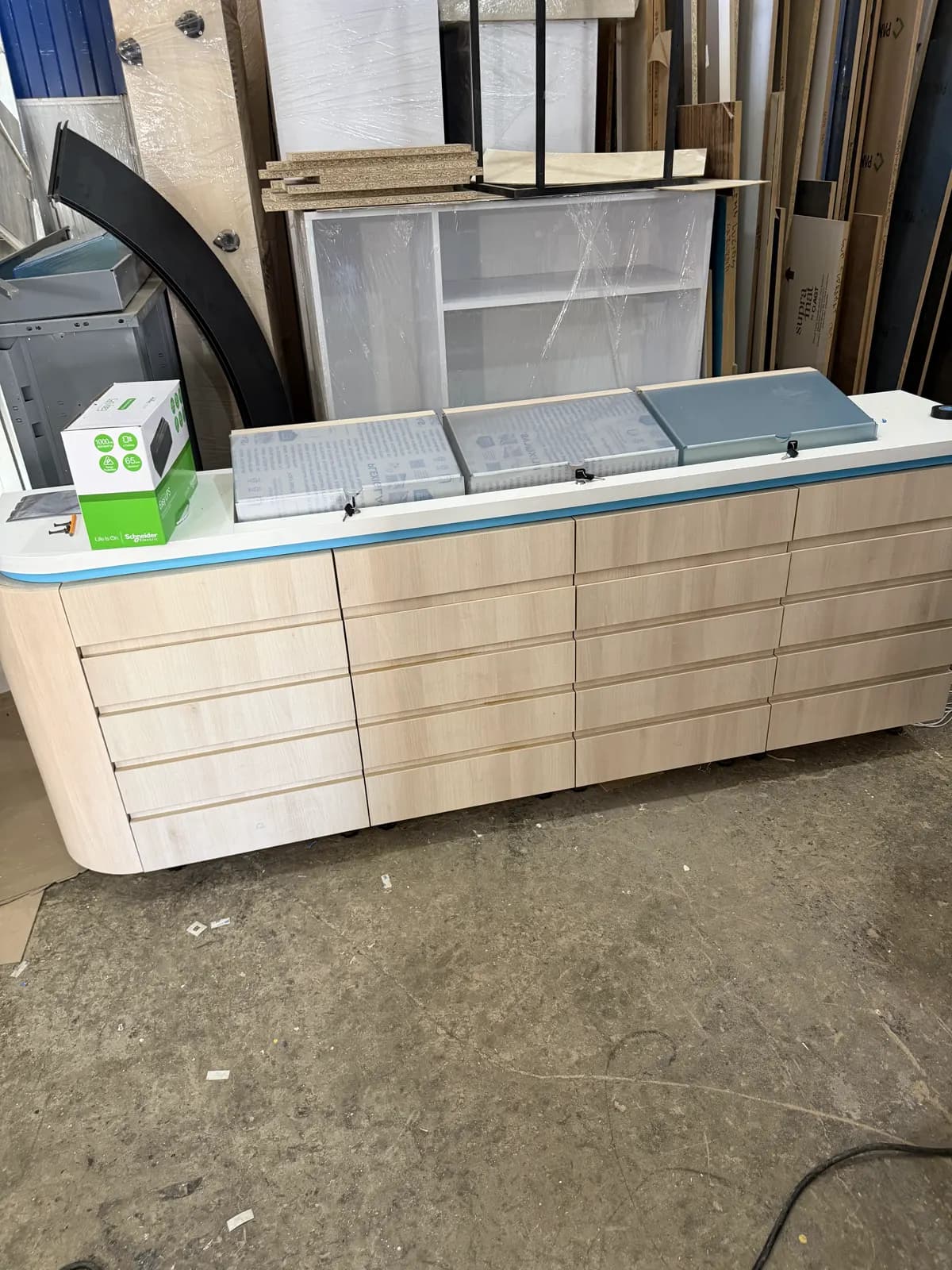 Corner comercial cu sertare în atelier, înainte de livrare